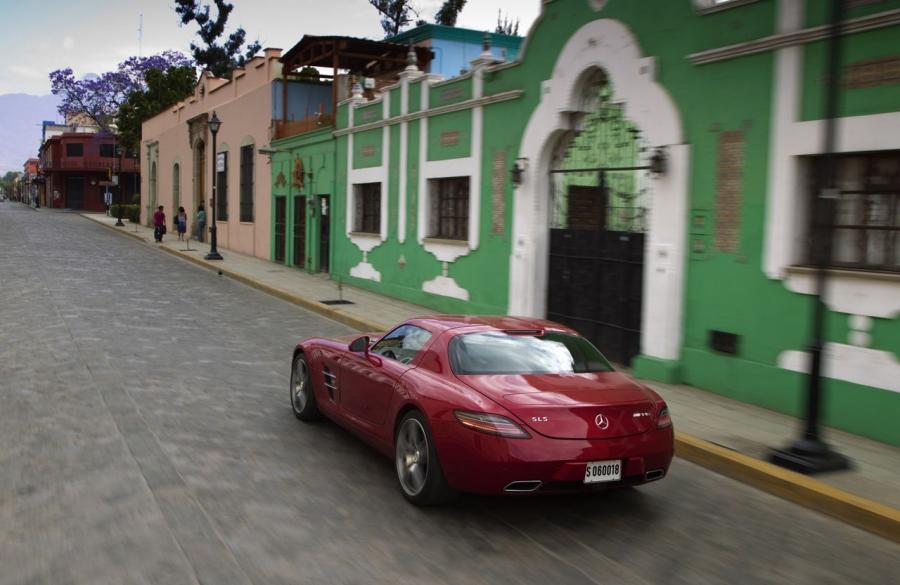  Mercedes-Benz SLS AMG Red 2011 года  (фото 8 из 22)
